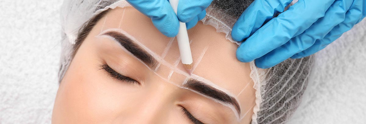 Mujer preparando cejas para micropigmentación